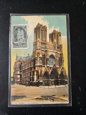 une photo d'une carte postale représentant une cathédrale