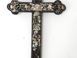 une vieille croix en bois ornée d'un motif noir et blanc