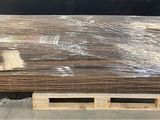 une palette en bois posée sur une autre palette