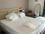 un lit avec deux oreillers et un miroir dans la chambre