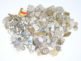 un tas de pièces d'argent et d'or posées sur une surface blanche