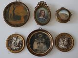 cinq photos encadrées représentant des personnes accrochées au mur