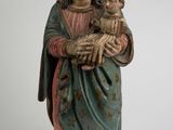 statue d'une femme tenant un bébé dans ses bras
