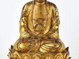 statue d'un Bouddha assis sur une fleur de lotus, sur fond blanc