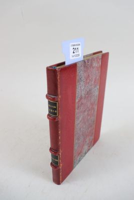 un petit livre rouge sur lequel est collée une étiquette