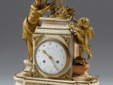 une horloge posée sur une table