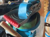 une pile de bagages et une paire de ciseaux posés sur une table