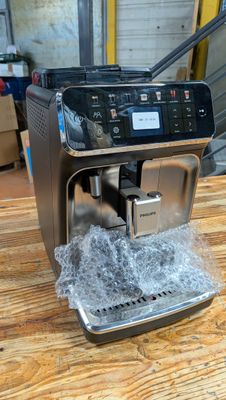 une machine à café posée sur une table en bois