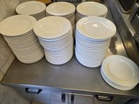 Lot d'environ 180 assiettes plates en porcelaine blanche de …