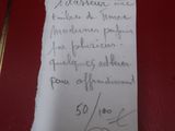 une feuille de papier avec une écriture dessus, posée sur une table
