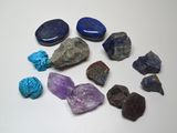 une table sur laquelle sont disposés de nombreux types de roches et de pierres