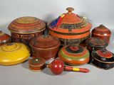 de nombreux types de poteries sont exposés sur la table
