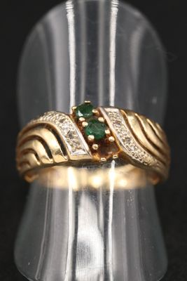 une image montrant un gros plan d'une bague sertie d'une pierre verte