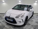 la petite voiture blanche est garée sur un carrelage à carreaux
