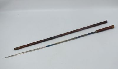 deux types différents d'aiguilles à tricoter posées sur une surface blanche