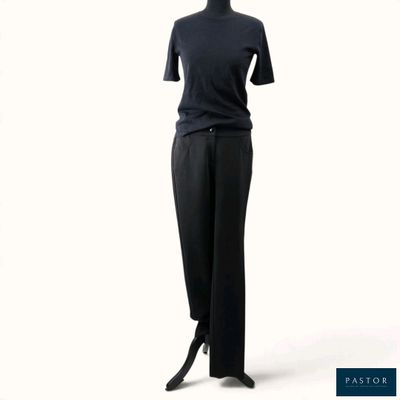 une photo d'un mannequin portant un haut et un pantalon noirs