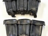 deux paires de pochettes en cuir noir posées sur une surface blanche