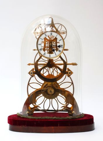 Pendule à mouvement squelette en laiton doré, échappement à ancre...