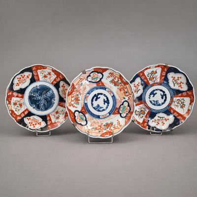 JAPON Imari Trois assiettes en porcelaine à bord chantourné,…