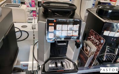 une machine à café exposée dans un magasin