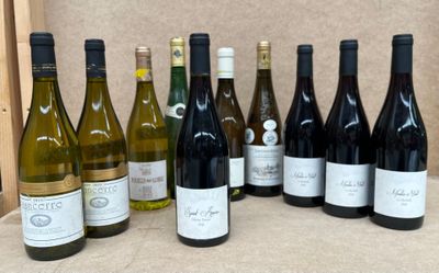 plusieurs bouteilles de vin sont alignées sur une table