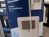 Le boîtier du climatiseur est posé par terre dans le magasin.