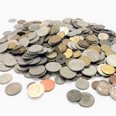 une pile de pièces de monnaie posée sur une surface blanche