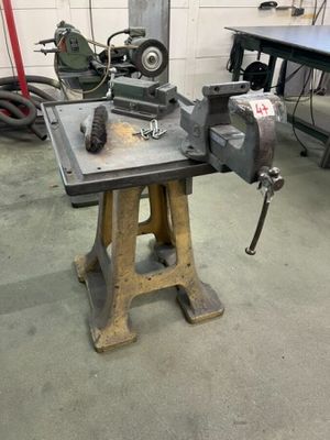 une machine posée sur une table dans une pièce