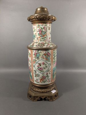 CHINE Vase de forme balustre en porcelaine à décor d'oiseaux…