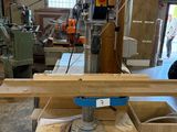 une machine posée sur une table dans un bâtiment