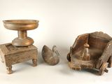deux morceaux de bois posés l'un à côté de l'autre sur une table