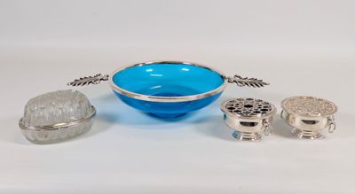 trois morceaux de verre argenté et bleu sur un fond blanc