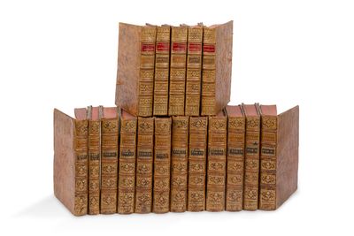 six livres empilés les uns sur les autres sur une surface blanche