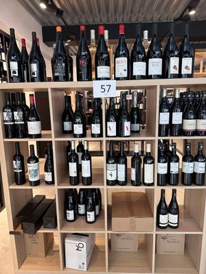 de nombreuses bouteilles de vin sur les étagères du magasin