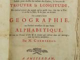 un vieux livre écrit posé sur une table