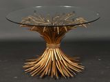 une image représentant une table avec un plateau en verre sur lequel sont disposées des feuilles d'or