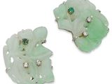 une paire de boucles d'oreilles en jade et diamants