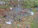 une structure métallique au milieu d'un champ