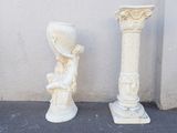deux vases posés l'un à côté de l'autre sur le trottoir