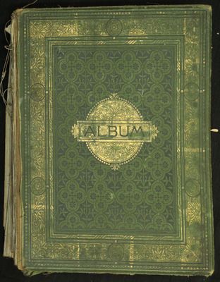 la couverture d'un livre ornée d'un emblème doré
