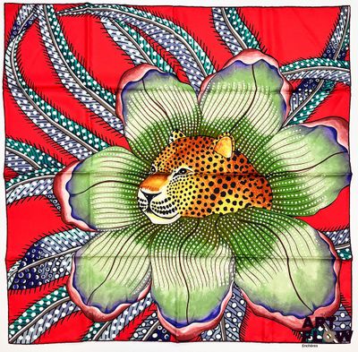 un léopard dans une fleur sur fond rouge, avec des plumes et des plumes