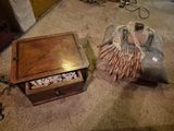 une petite boîte en bois contenant une liasse d'allumettes