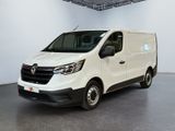 La camionnette blanche est garée dans une grande pièce.