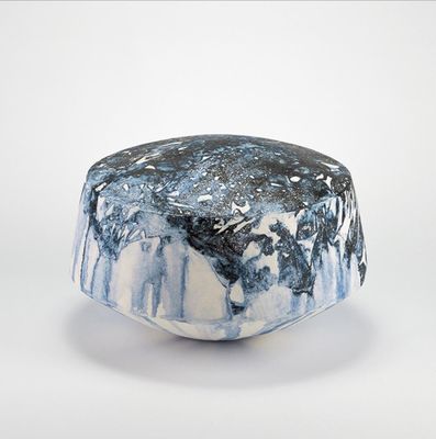 un bol bleu et blanc posé sur une table blanche