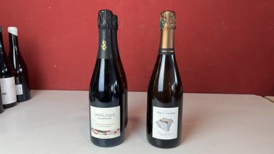 trois bouteilles de vin sont alignées sur une table