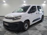la camionnette blanche est garée sur le sol en damier d'une pièce