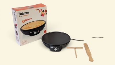 une boîte de nourriture posée sur la table, à côté d'une crêpière