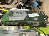 une boîte posée sur une pile de boîtes