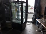 une vitrine en verre dans le coin d'une pièce