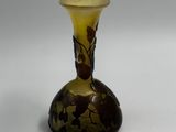 un vase en verre orné d'un motif marron et jaune